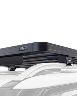 This 1358mm/53.5'' long full-size Slimline II cargo roof rack kit contains the Slimline II Tray, Wind Deflector and 2 pairs of Rail Grip Feet to mount the Slimline II Tray to the roof rails of your Audi Q7 (4M). This system installs easily with off-road tough feet that grip onto the existing factory/OEM roof rails. No drilling required.