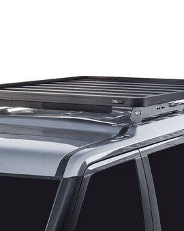This 1560mm/61.4'' 3/4 size Slimline II cargo roof rack kit contains the Slimline II Tray, Wind Deflector and 2 Foot Rails to mount the Slimline II Tray to your Land Rover Discovery LR3/LR4. It easily installs using the existing factory mounting points. No drilling required.